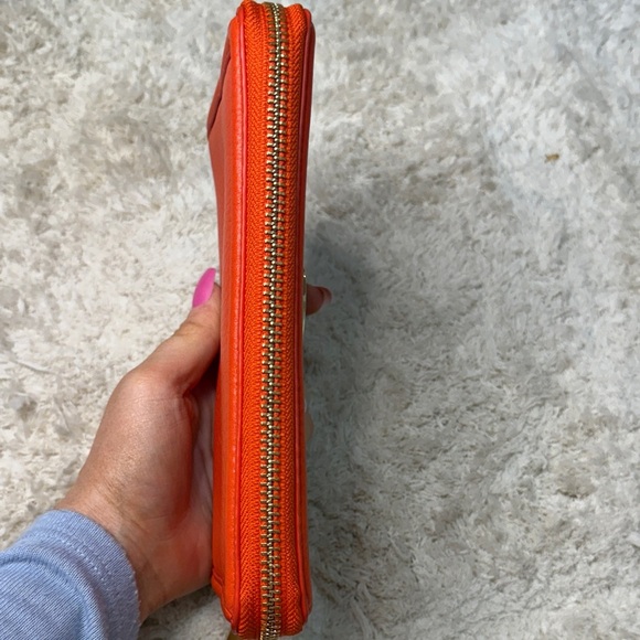 Like New Tory Burch Orange Amanda Continental Leather Zip Wallet - Picture 4 of 13